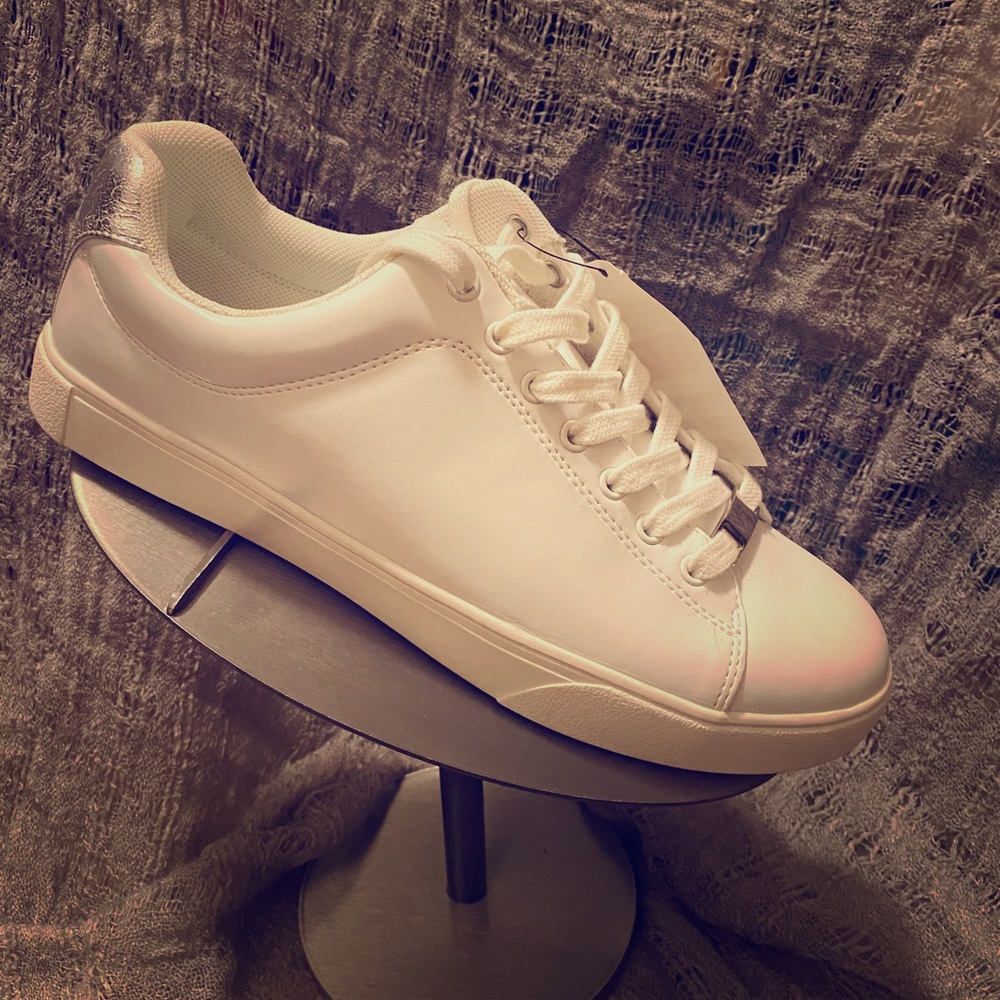 - Divided H&M white sneaker